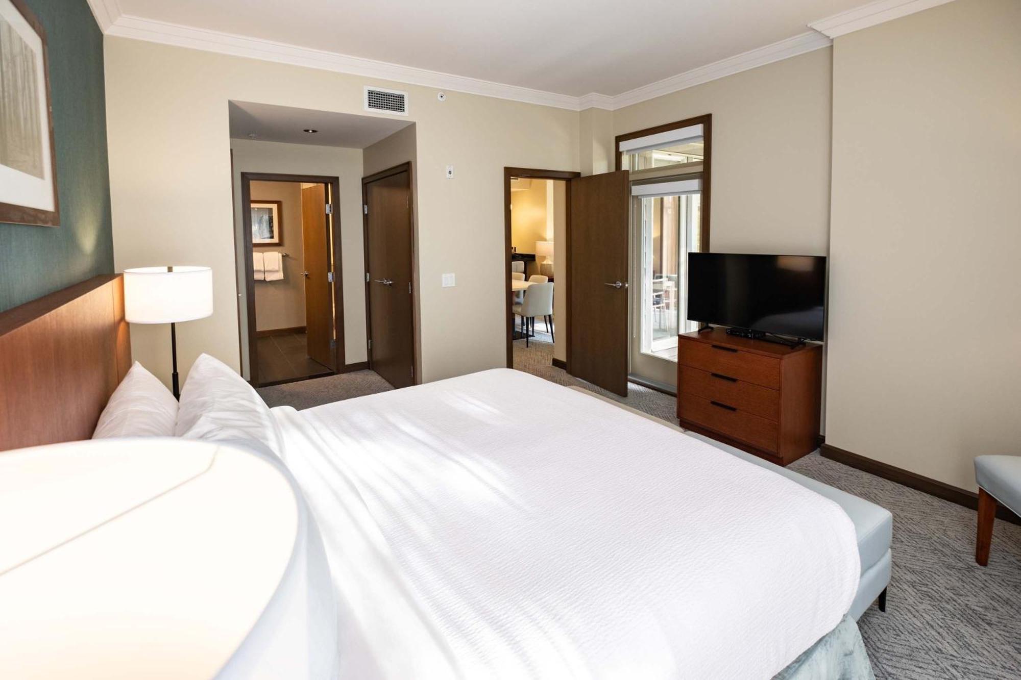 Three Bedroom Suite 2 King Beds 1 Queen Bed Sofa Bed,1742673835:JPEG