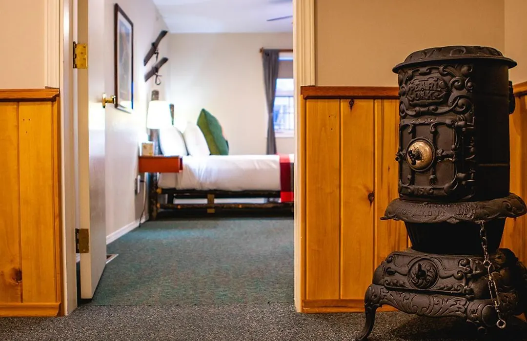 Courthouse Inn Revelstoke-1
