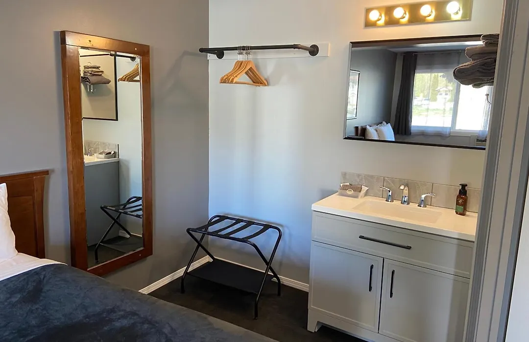 Monashee Lodge-1