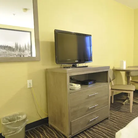 Super 8 By Wyndham Revelstoke Bc-2